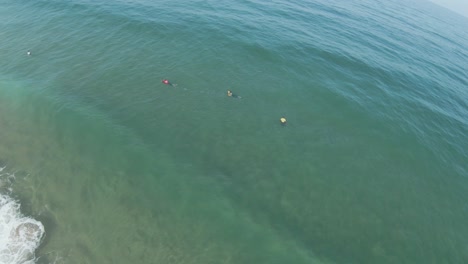 Luftaufnahme-Von-Bodyboardern,-Die-Draußen-In-Der-Hitze-Auf-Ihre-Wellen-Warten