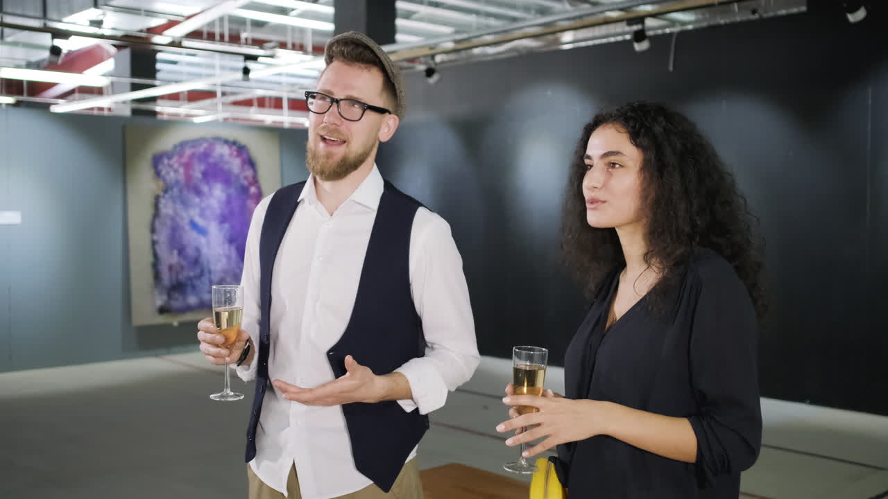una pareja disfrutando de champán en una exposición de una galería de arte
