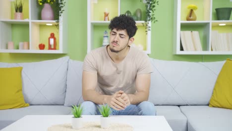 el joven triste está pensando.