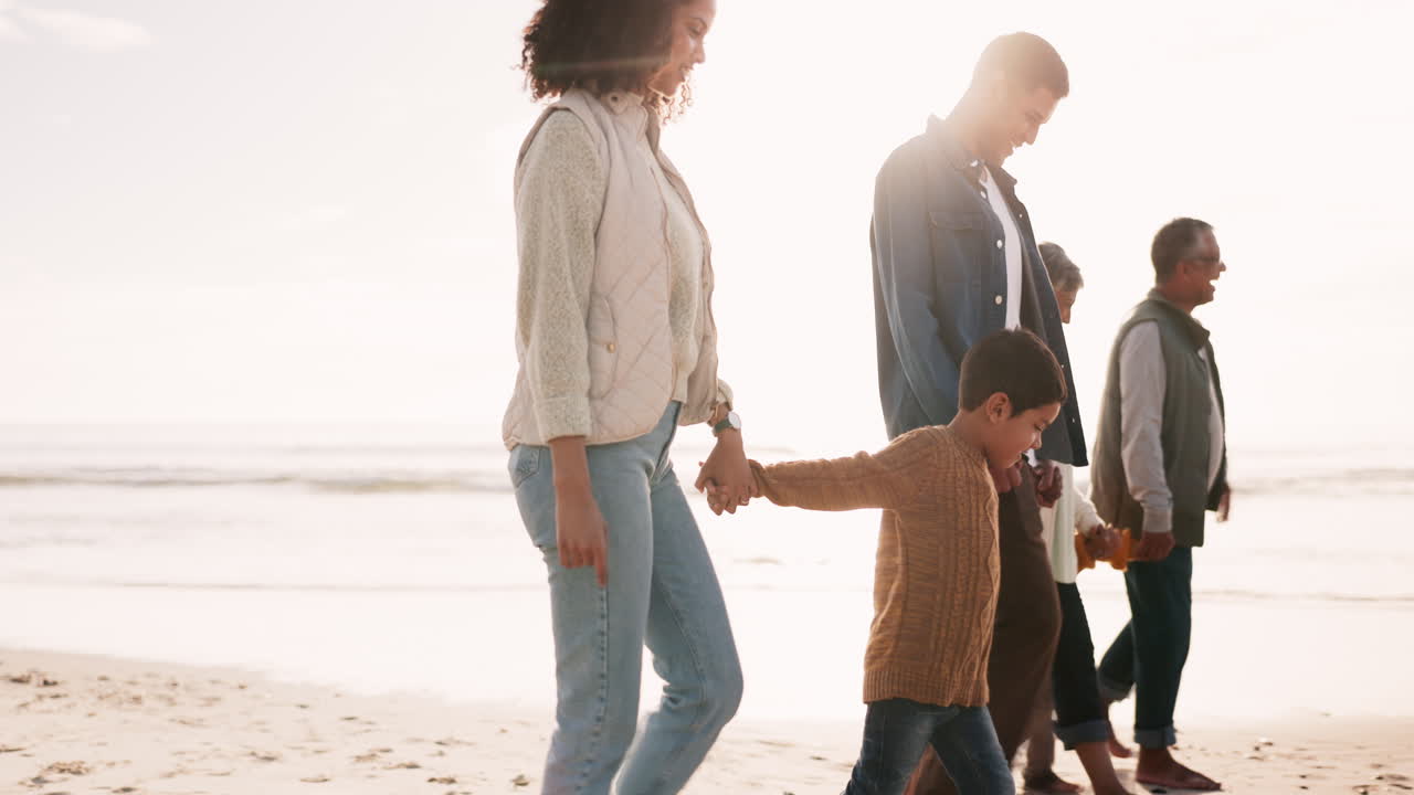 해가 지고, 해변과 큰 가족이 휴가를 산책하고 있습니다.