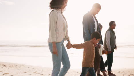 puesta de sol, playa y gran familia caminando en vacaciones