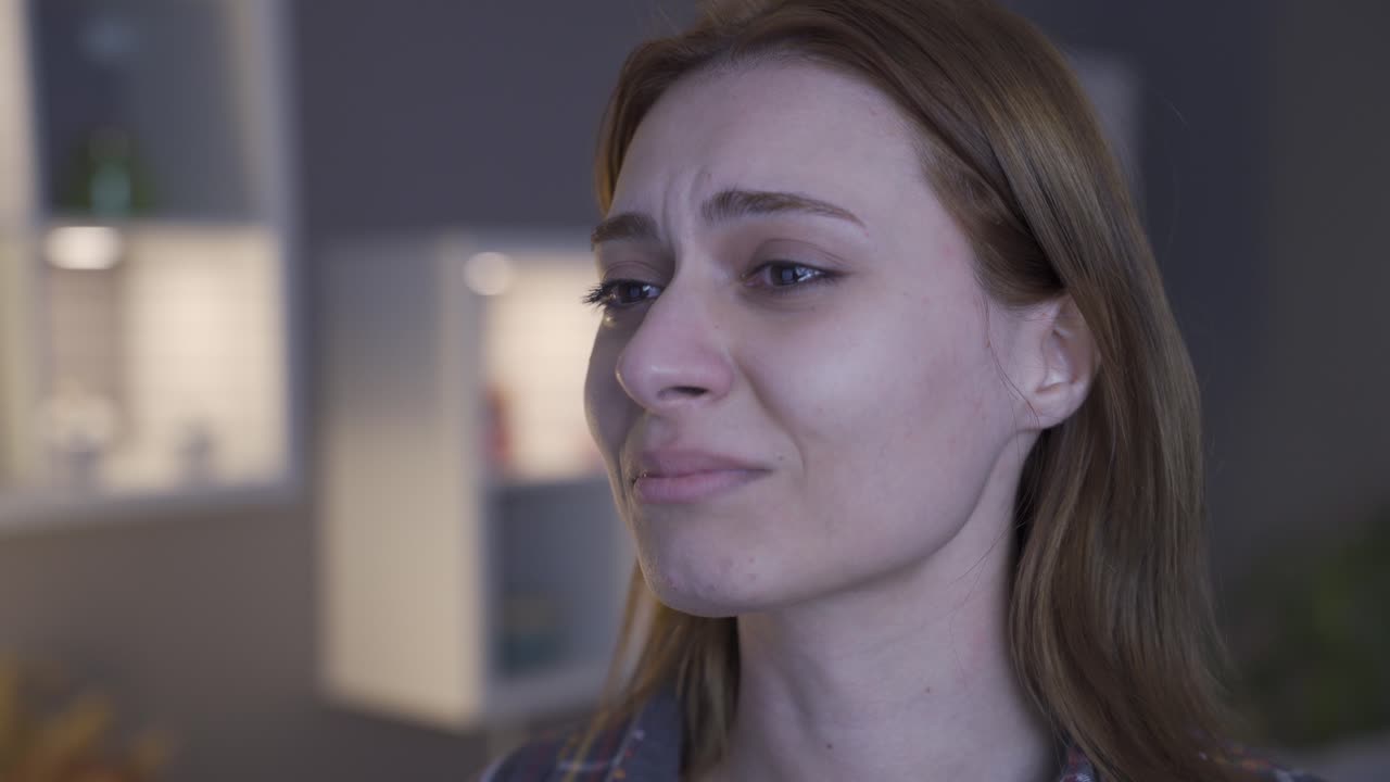 la niña está llorando y se siente mal.