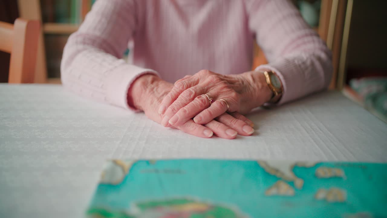 Anziana signora che protende le mani in avanti in primo piano