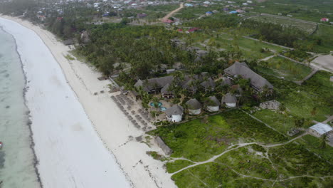 Touristisches-Bungalowresort-Am-Weißen-Sandstrand-An-Der-Küste-Von-Sansibar