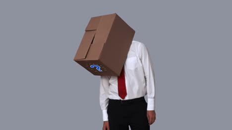 hombre de negocios mirando hacia abajo con la caja en la cabeza