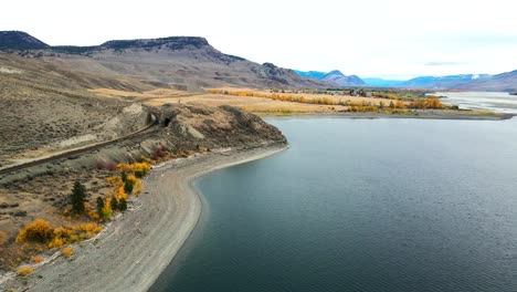 Paisaje-Panorámico-Del-Lago-Kamloops-Durante-El-Otoño