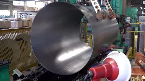 un brazo robótico soldaba con precisión las costuras interiores de las latas de tambor
