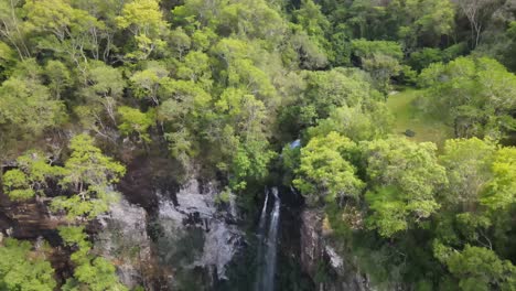 Vista-Aérea-De-Una-Cascada-En-Sudamérica,-Que-Captura-La-Belleza-Natural-Y-La-Grandeza-De-Esta-Maravilla-En-Cascada.