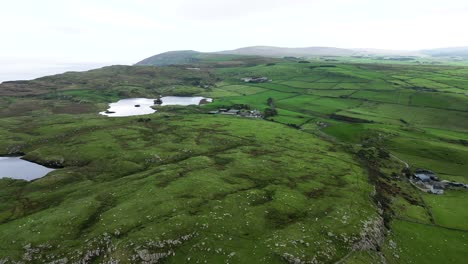 Toma-Aérea-Con-Plataforma-Rodante-De-Fair-Head,-Geográficamente-Prominente-En-Irlanda-Del-Norte,-Conocida-Por-Sus-Impresionantes-Acantilados-Costeros-Y-Vistas-Panorámicas-Para-Excursionistas-Y-Escaladores-Temprano-En-La-Mañana.