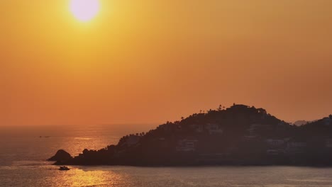 Lebhaftes-Sonnenlicht-Beleuchtet-In-Der-Abenddämmerung-Die-Meereslandschaft-Der-Bucht-Von-Manzanillo-In-Colima,-Mexiko