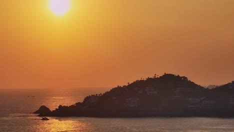 Luz-Solar-Vibrante-Iluminada-Sobre-El-Paisaje-Marino-De-La-Bahía-De-Manzanillo-En-Colima,-México-Durante-El-Atardecer