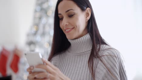 Una-Joven-Atractiva-Leyendo-Un-Mensaje-De-Texto.