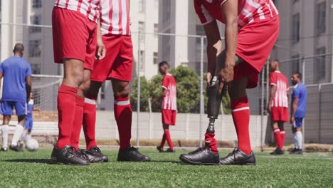jugador de fútbol quitar su pierna protésica