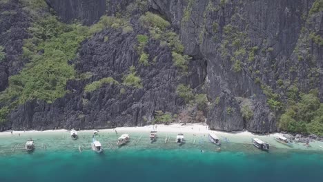 Boote-Aufgereiht-Am-Rande-Der-Tropischen-Insel