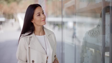 Mujer-Joven-Mirando-Un-Artículo-Para-La-Venta