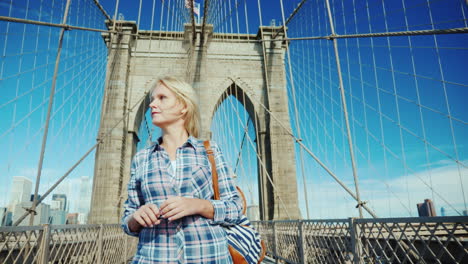 Mujer-Turista-Tranquilamente-Caminando-Por-El-Puente-De-Brooklyn-En-Nueva-York,-EE.UU.