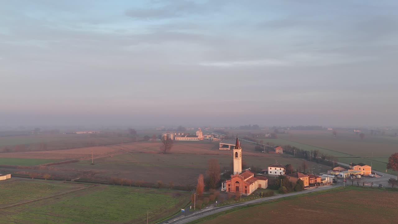 Vista aerea della Chiesa di San Bartolomeo Apostolo e della zona della Trattoria La Resca lungo la SS10 a Vescovato, Cremona
