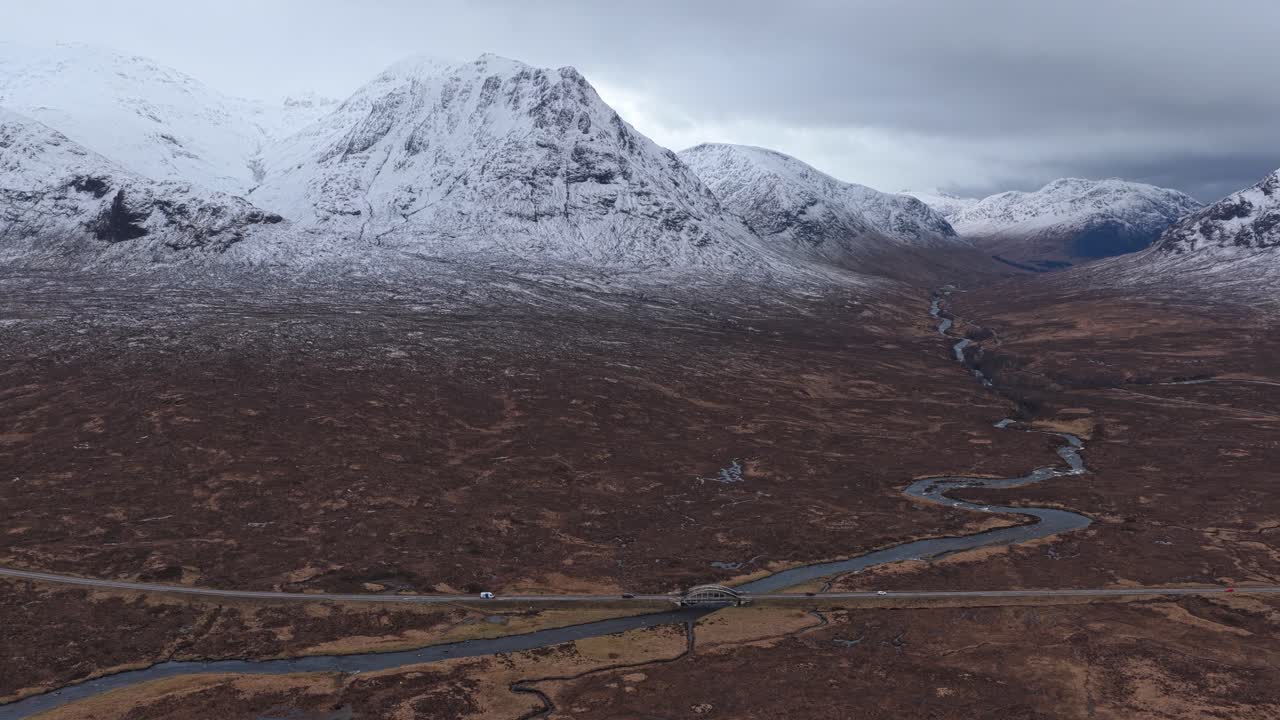 Udsigt over River Etive-broen og det skotske højlandslandskab