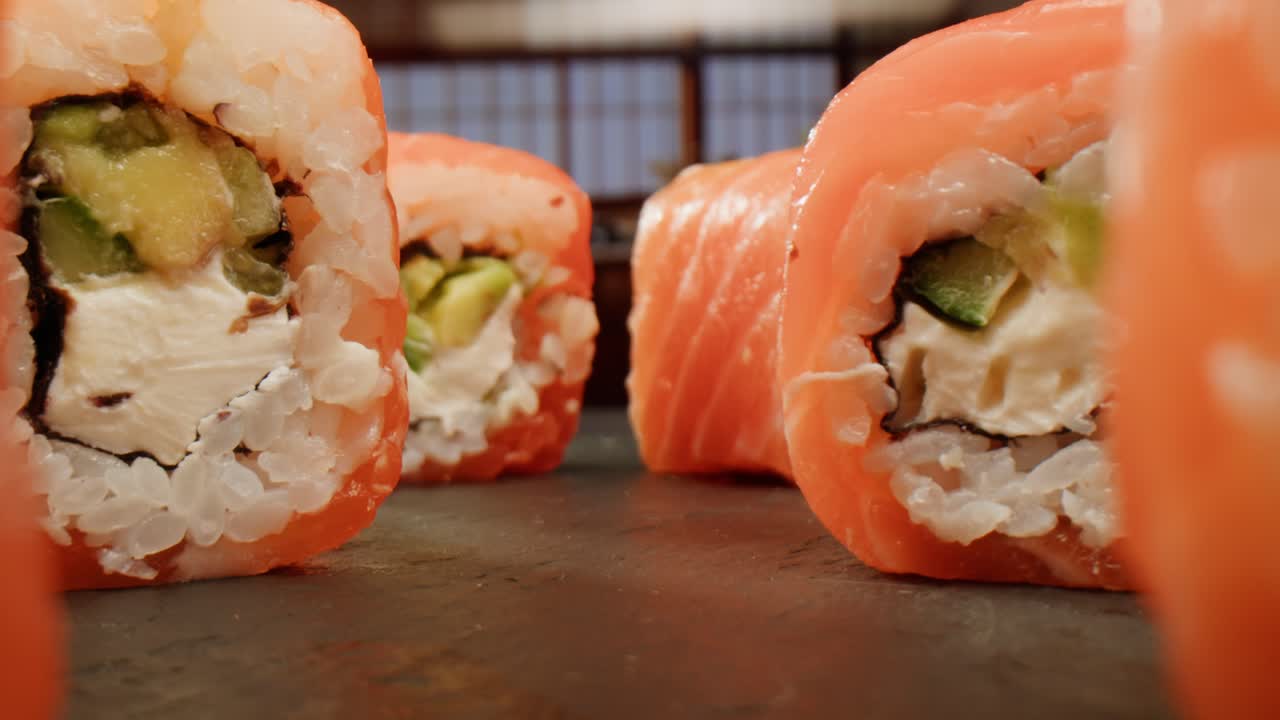 Rollos de sushi de salmón