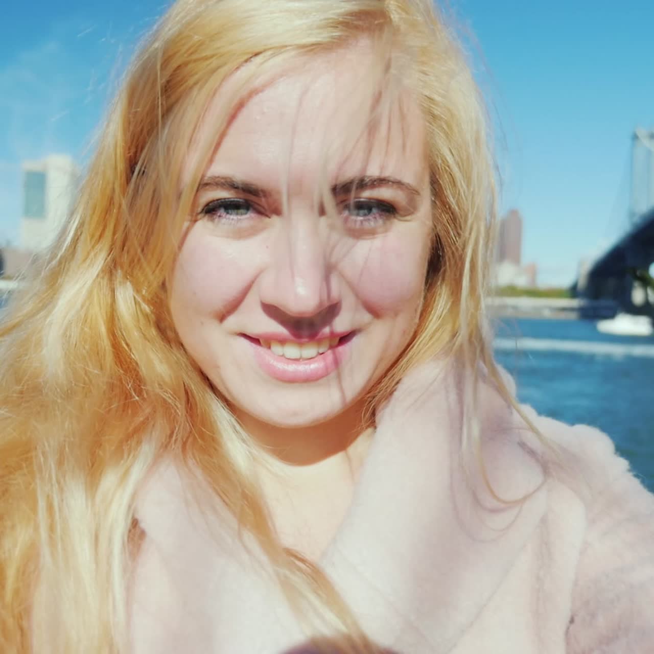 여성 관광객은 뉴욕의 파노라마를 배경으로 자신의 사진을 찍는다