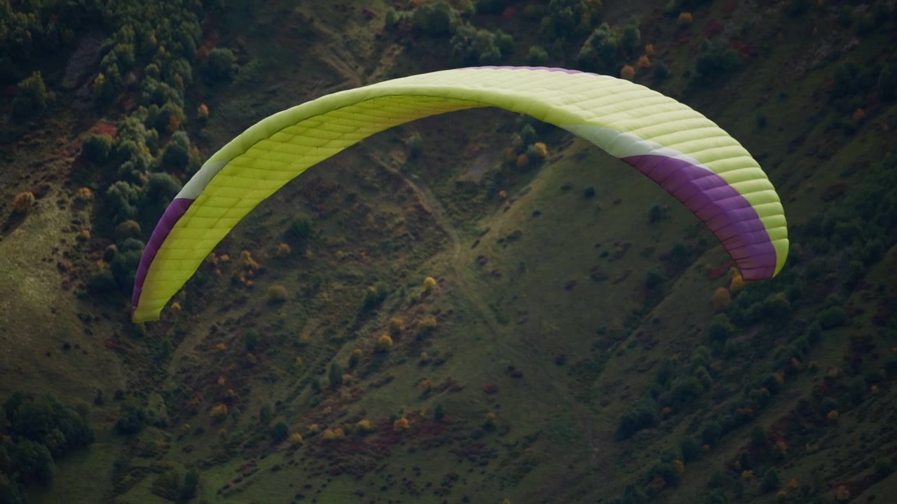 Ala de parapente entre las montañas