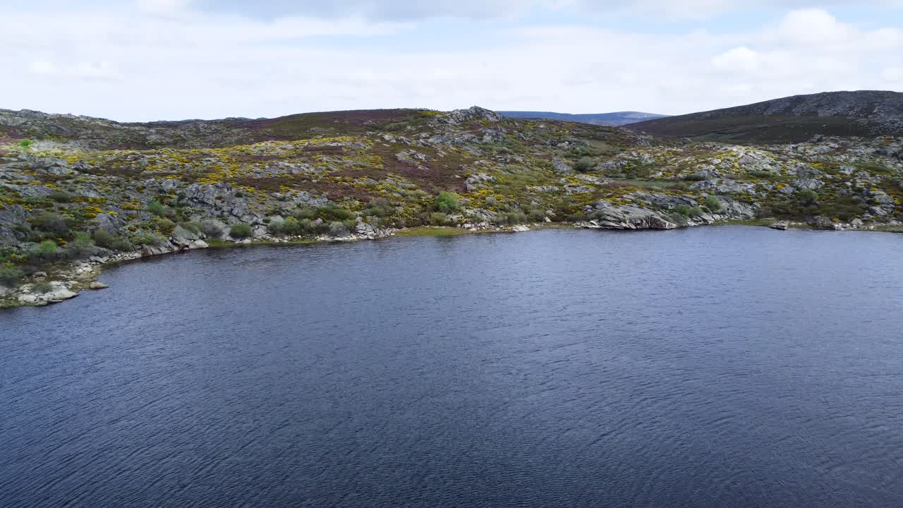 라구나 데 로스 가란도네스 (laguna de los garandones) 의 바위 가 많은 해안 과 평온 한 물