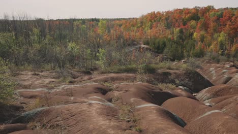 Atemberaubende-Naturlandschaft-In-Cheltenham-Badlands-Mit-Bunten-Herbstahornbäumen-In-Caledon,-Ontario-Kanada