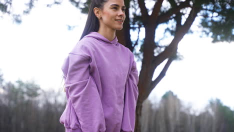 mujer haciendo deportes al aire libre