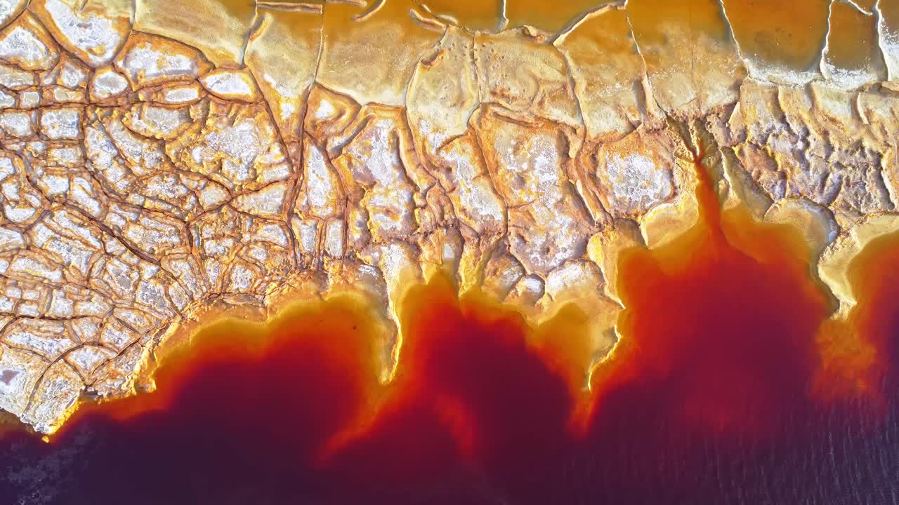 huelva의 광산 현장에서 모래 지형에 있는 다채로운 텍스처