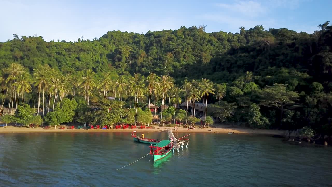 playa tropical con palmeras y barcos