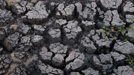 Wo-Einst-Wasser-War,-Ist-Aufgrund-Des-Weltweiten-Klimawandels-Heute-Ein-Ausgedörrtes-Land