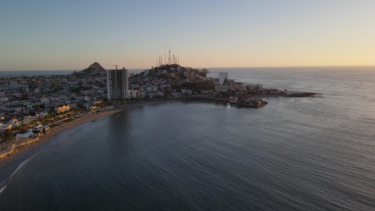 puesta de sol sobre el punto de mazatlán torres de radio sobrevuelo de drones del pacífico después de bajar del ferry