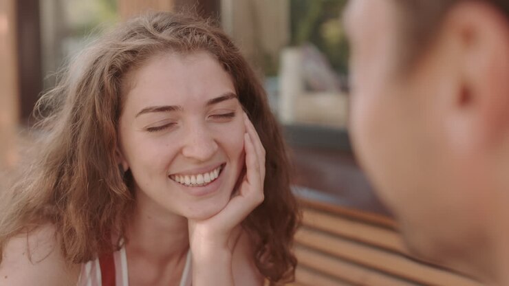 Donna innamorata che guarda il suo amato