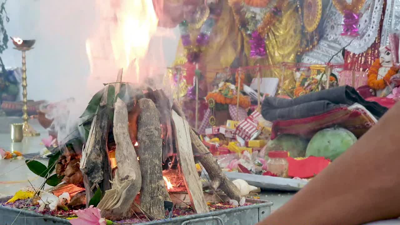 yajna, un ritual hecho en la adoración hindú donde la madera se enciende con aceite sagrado y ghee