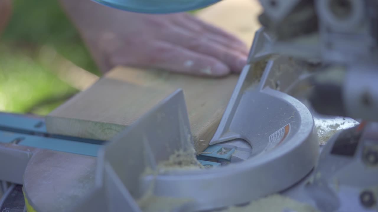 마이터 톱, 건설 산업에서 자른 나무를 제거하는 목수