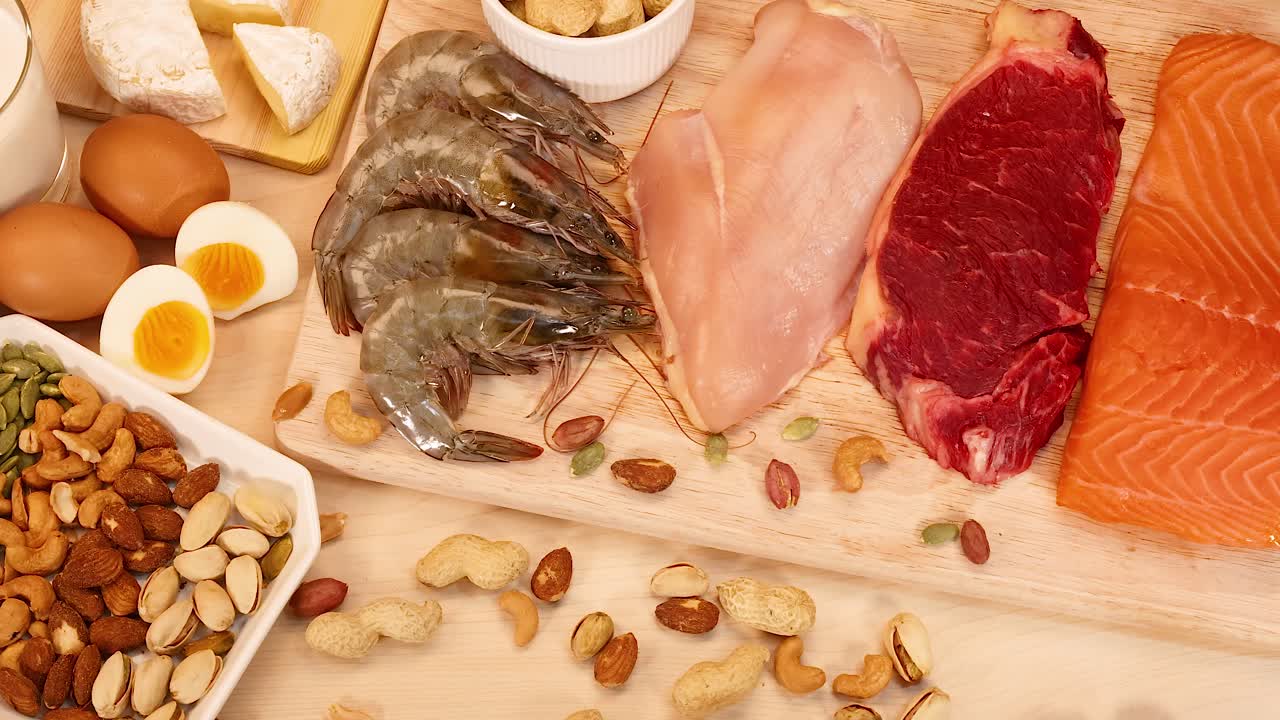 다양한 고기, 견과류, 달이 전시되어 있습니다.