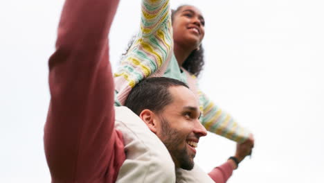 Feliz,-A-Cuestas-Y-Sonriendo-Con-Padre.