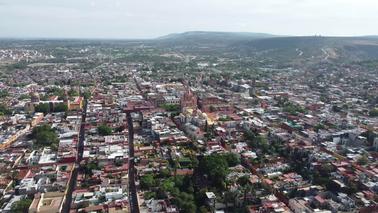 san miguel de allende, con edificios coloridos y una iglesia histórica, vista aérea