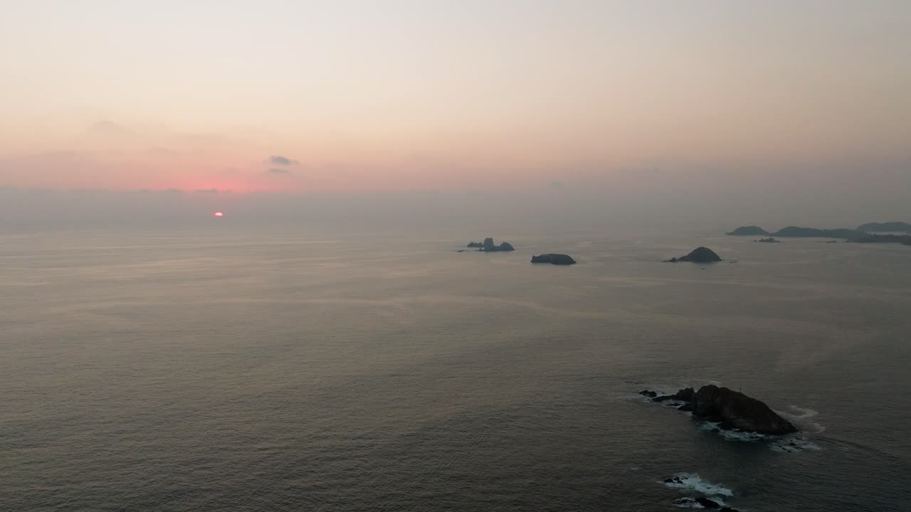 멕시코 스타파 해변에서 해가 지는 드론