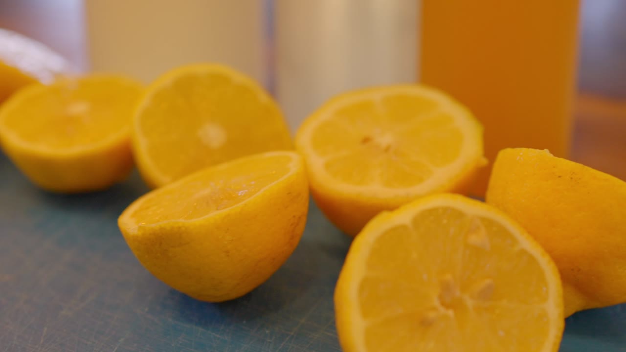 limones sicilianos cortados por la mitad en una tabla de cocina