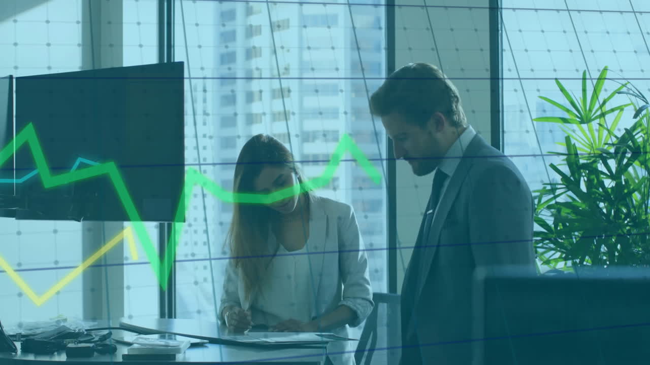 animación del procesamiento de datos financieros sobre diversas personas de negocios en la oficina