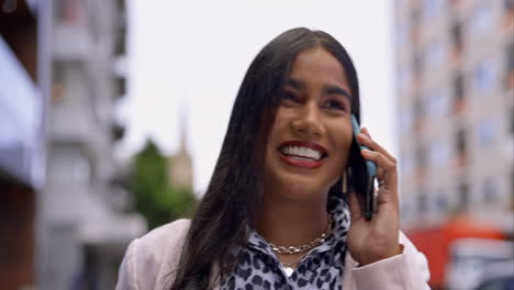 Llamada-Telefónica,-Ciudad-Y-Mujer-Feliz-Hablando