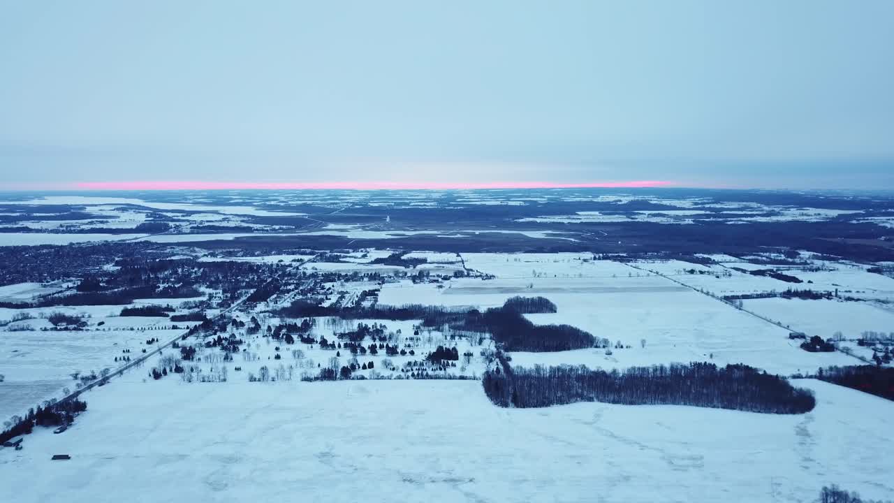 Splendidi campi innevati all'alba, nel clima invernale del Canada settentrionale