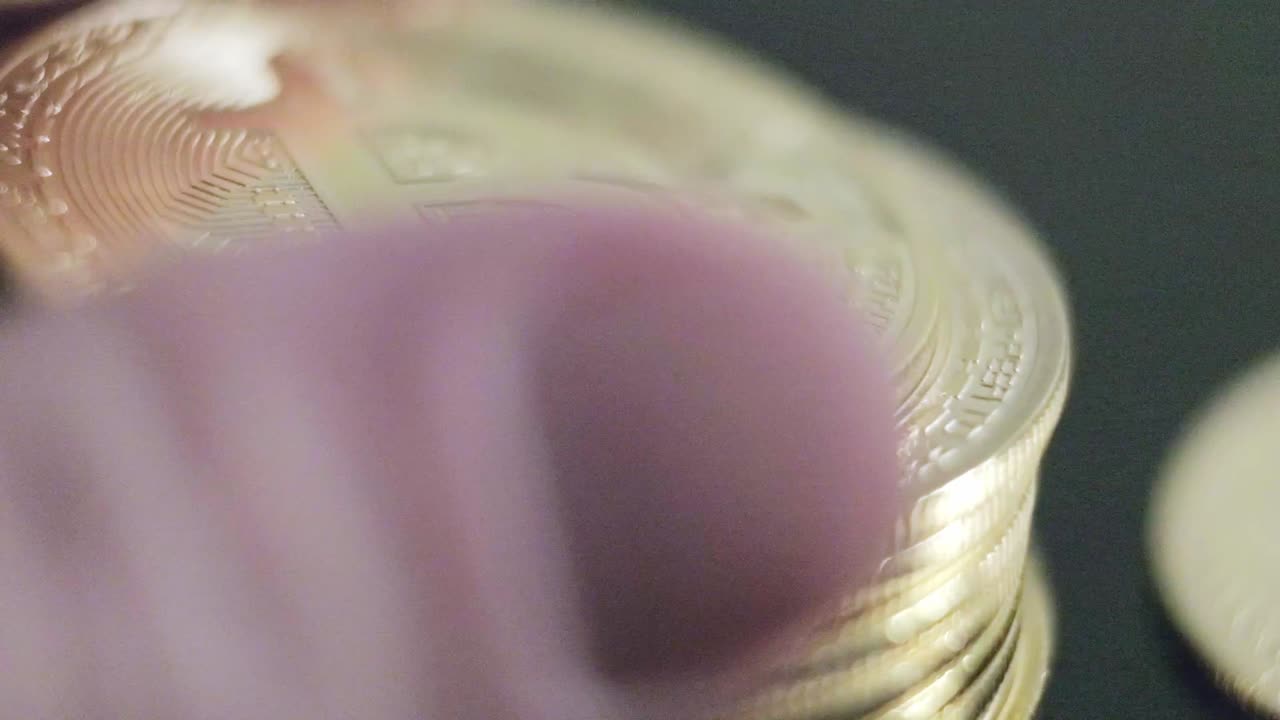 acumulación ahorro btc bitcoin moneda de oro criptomoneda en fondo negro cerca de la inversión