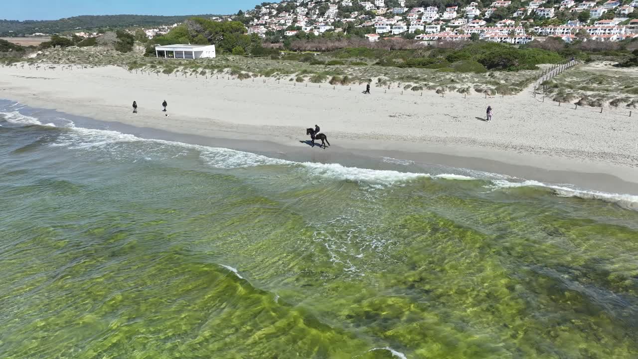 스페인 의 메노르카 에 있는  ⁇  부 해변 에 있는 말 의 영화적 공중 전망
