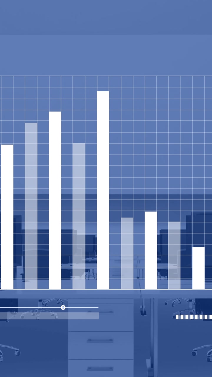 Grafico blu e bianco che elabora dati su computer su scrivanie in un ufficio vuoto