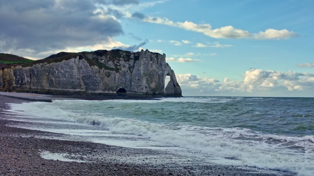 Les vagues hivernales de la mer s'écrasent près de la falaise d'Aval à Étretat, en Normandie, en France