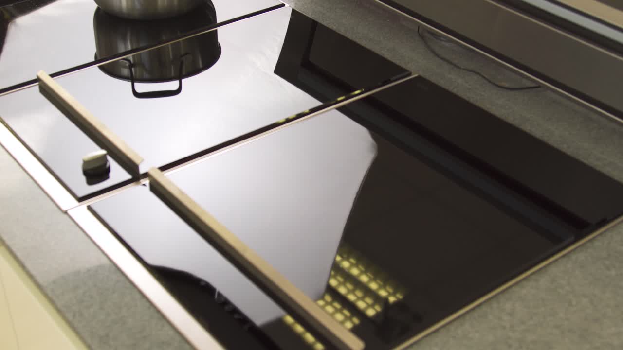 estufa moderna de vidrio con reflejo de la olla