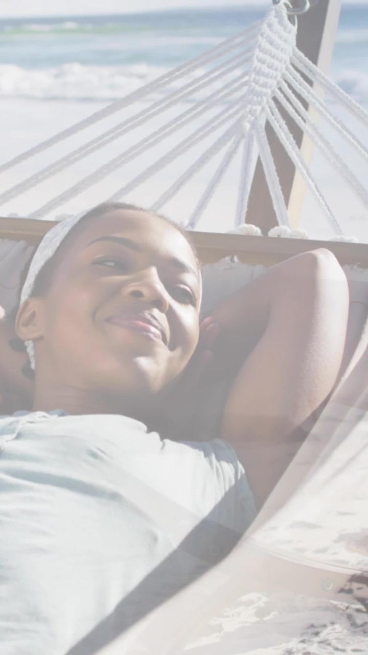 Animazione di donna afroamericana felice sull'amaca in spiaggia