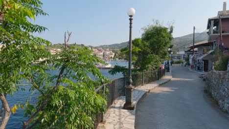 Toma-Panorámica-Lenta-De-Una-Pequeña-Carretera-Impresionante-Al-Lado-Del-Océano-En-Corfú,-Grecia